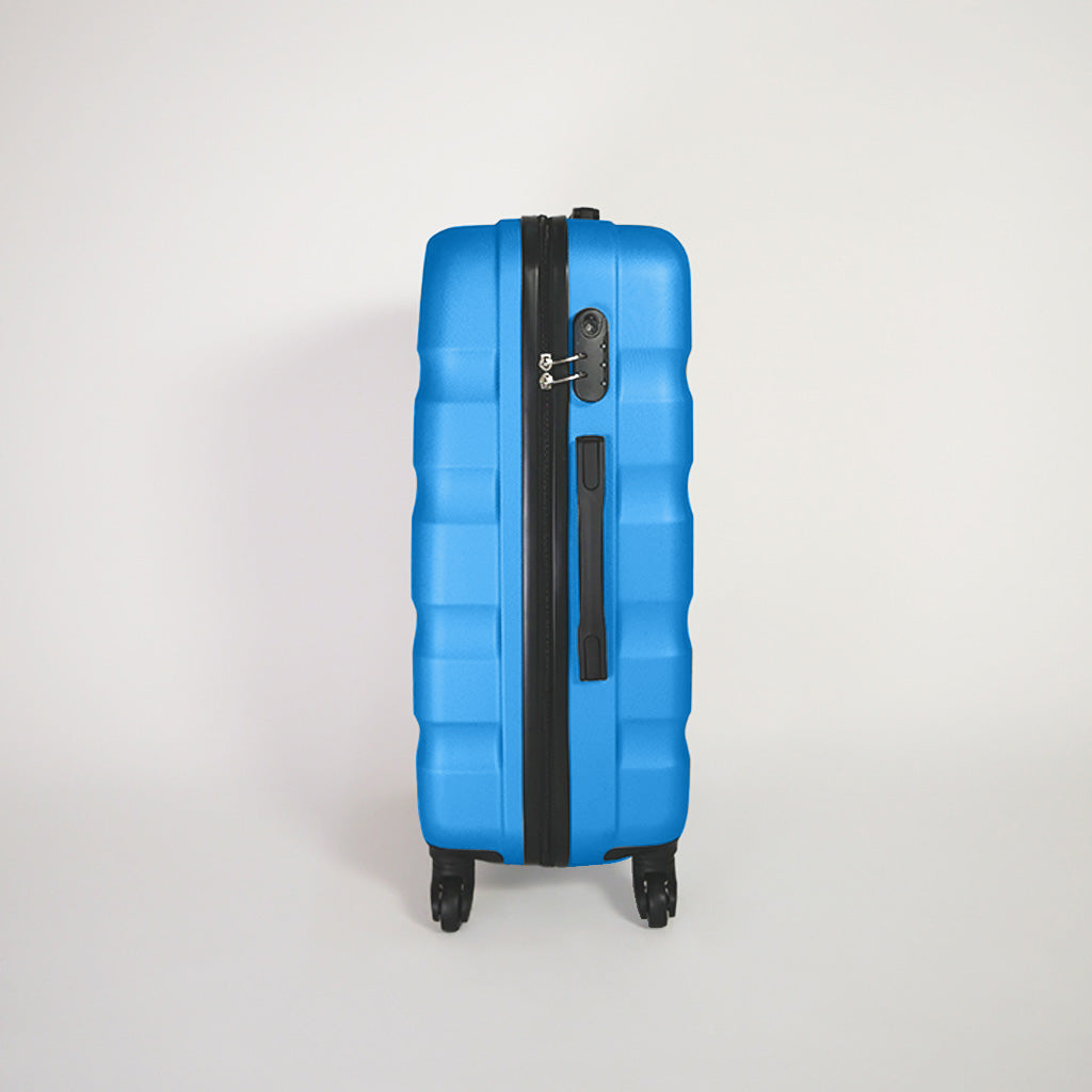 Lato sinistro valigia blu rigida del set trolley 4 ruote con lucchetto