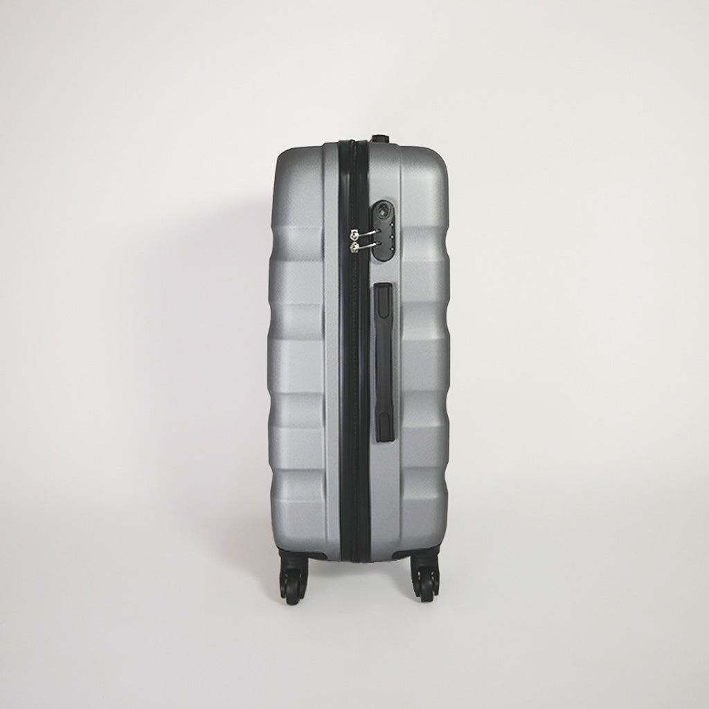 Lato sinistro valigia grigia rigida del set trolley 4 ruote con lucchetto