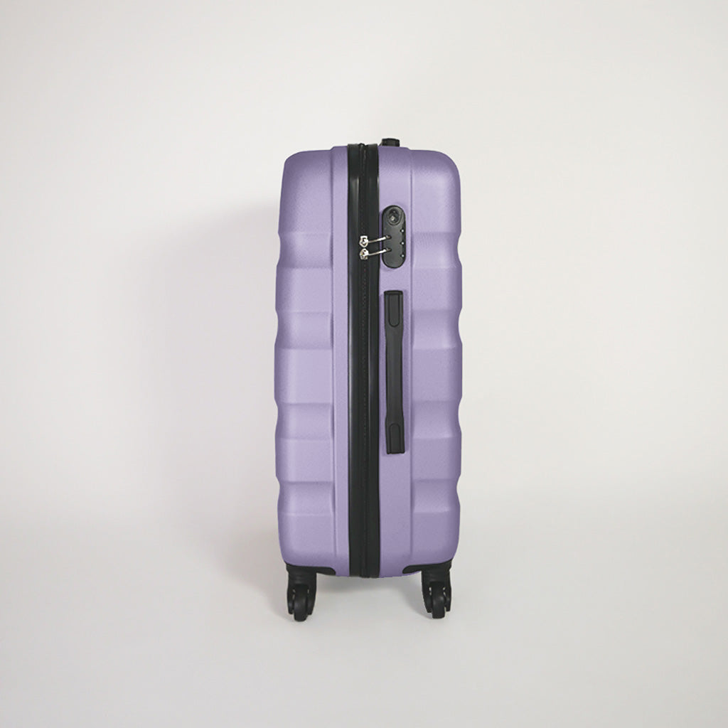 Lato sinistro valigia lilla rigida del set trolley 4 ruote con lucchetto