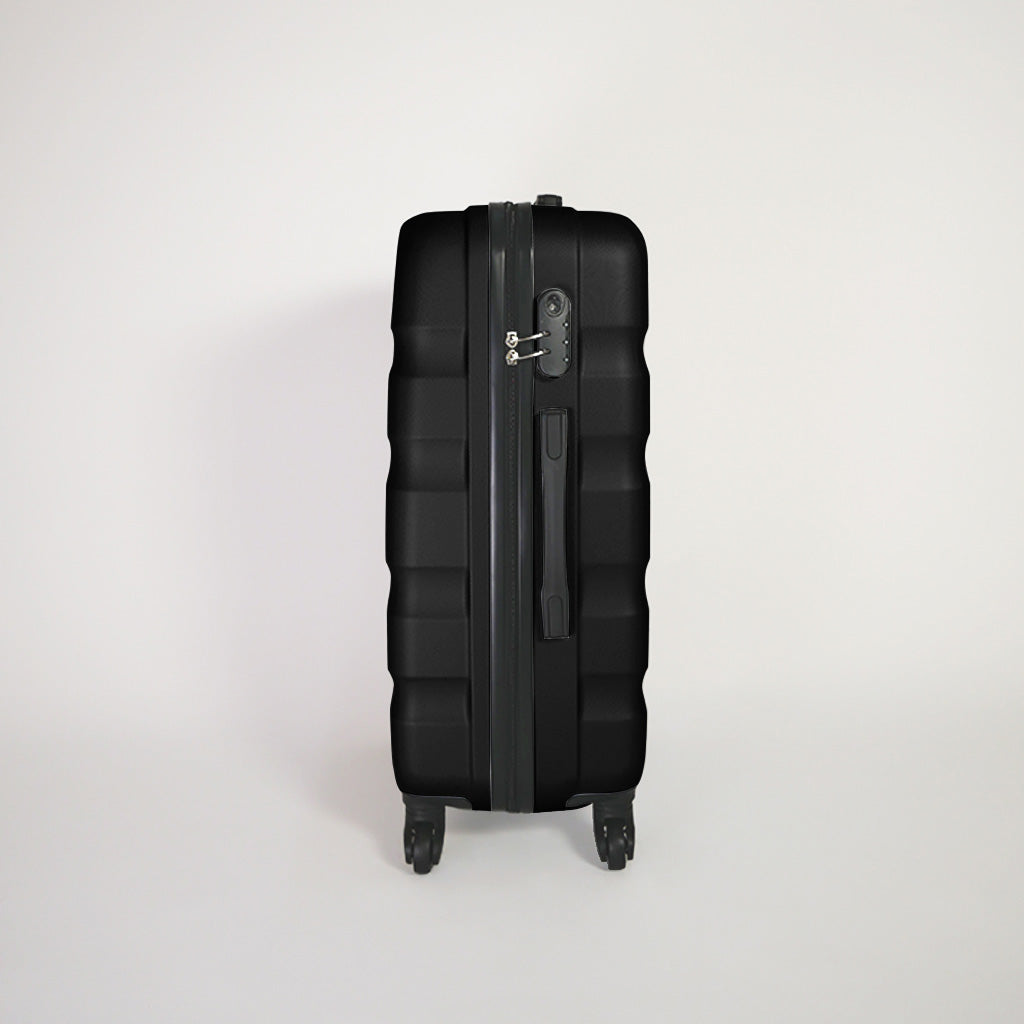 Lato sinistro valigia nera rigida del set trolley 4 ruote con lucchetto