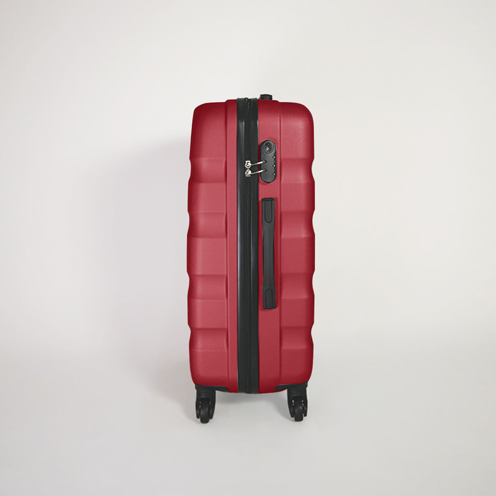 Lato sinistro valigia rossa rigida del set trolley 4 ruote con lucchetto