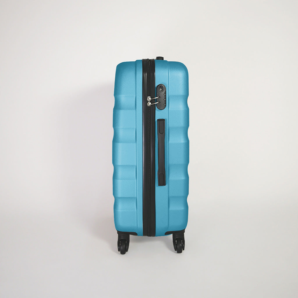 Lato sinistro valigia azzurra rigida del set trolley 4 ruote con lucchetto