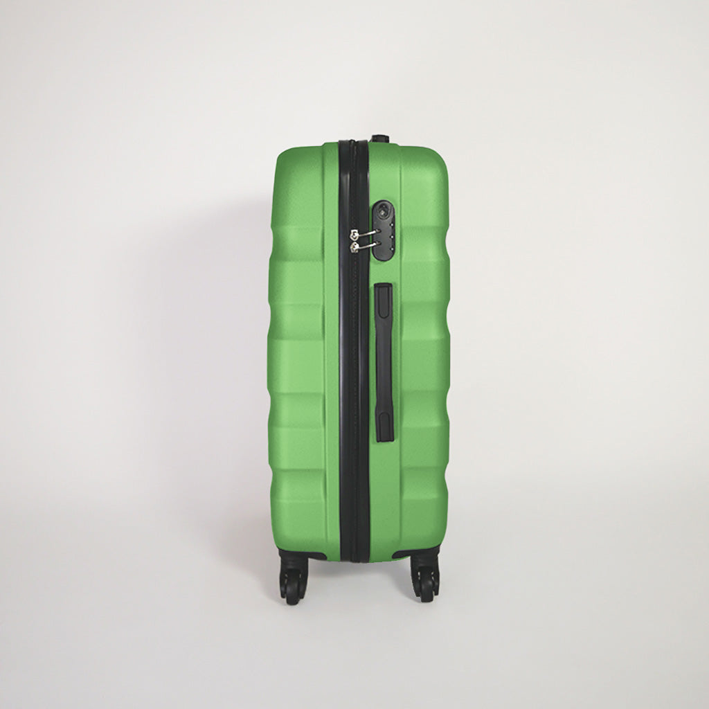 Lato sinistro valigia verde rigida del set trolley 4 ruote con lucchetto