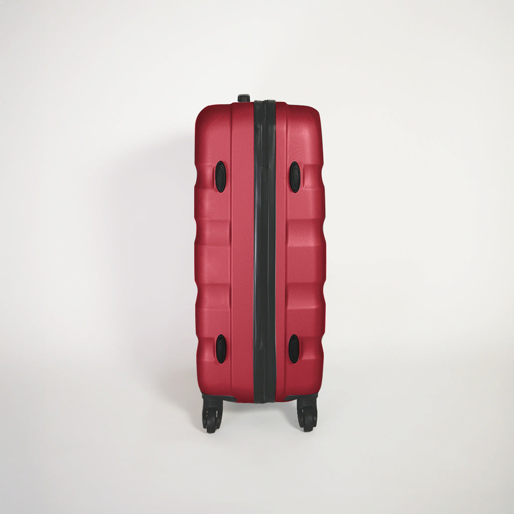 Lato destro valigia rossa rigida del set trolley 4 ruote con piedini