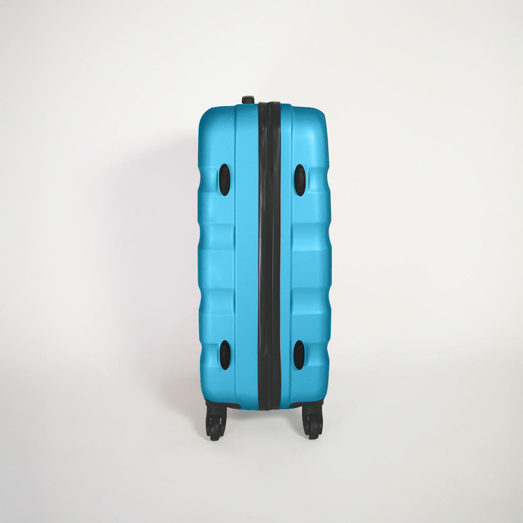 Lato destro valigia azzurra rigida del set trolley 4 ruote con piedini