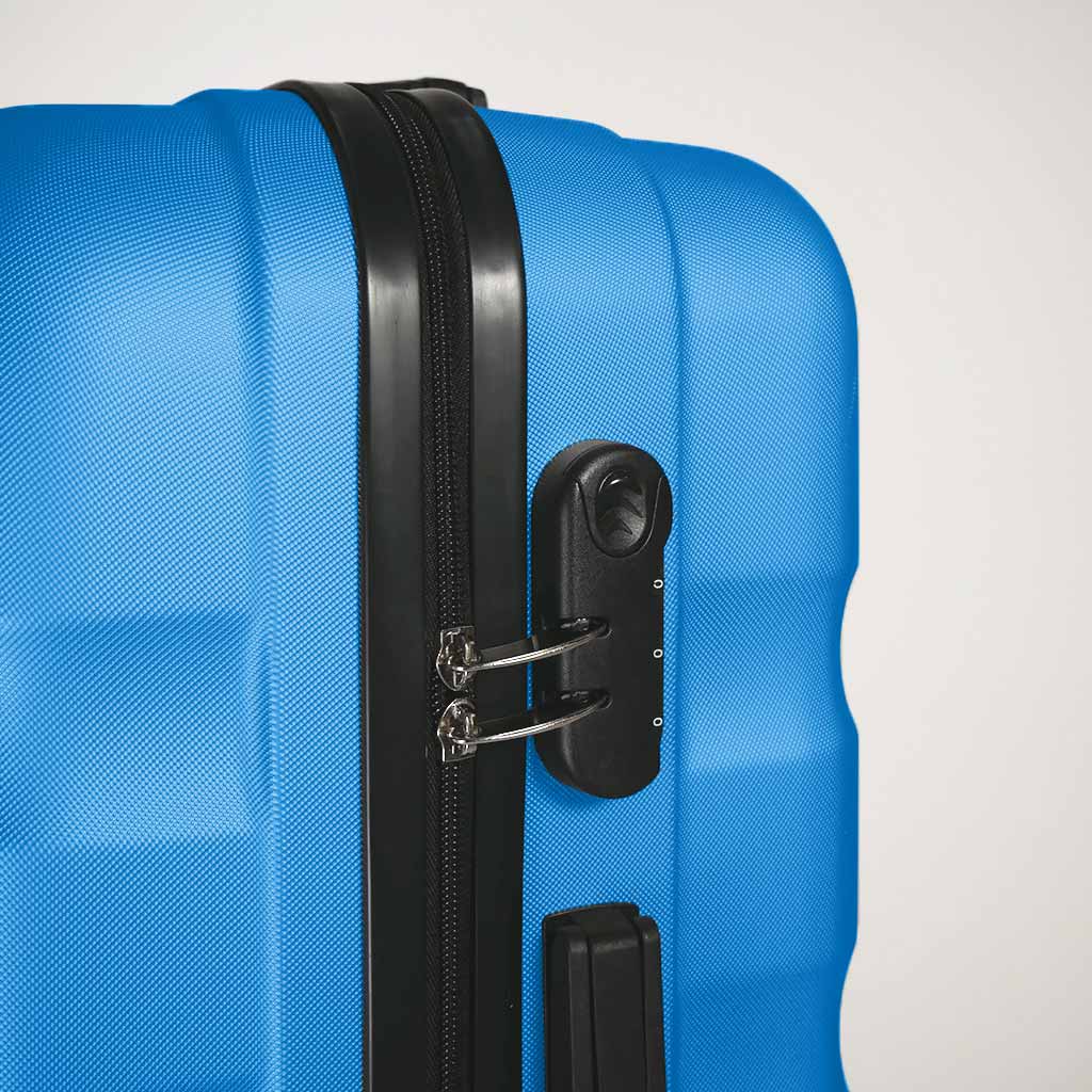 Dettaglio del lucchetto a combinazione con chiusura tramite zip valigia blu