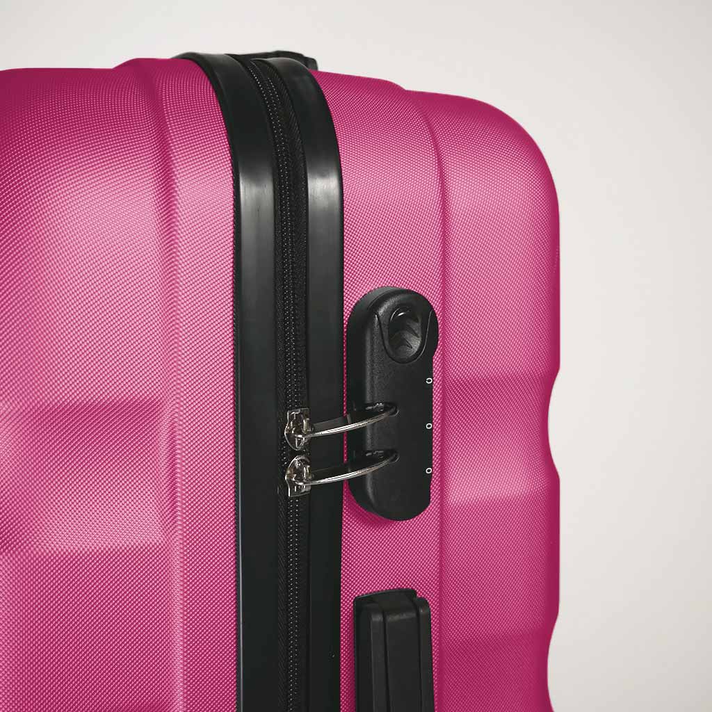 Dettaglio del lucchetto a combinazione con chiusura tramite zip valigia fucsia