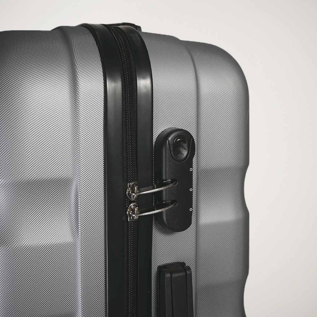 Dettaglio del lucchetto a combinazione con chiusura tramite zip valigia grigia