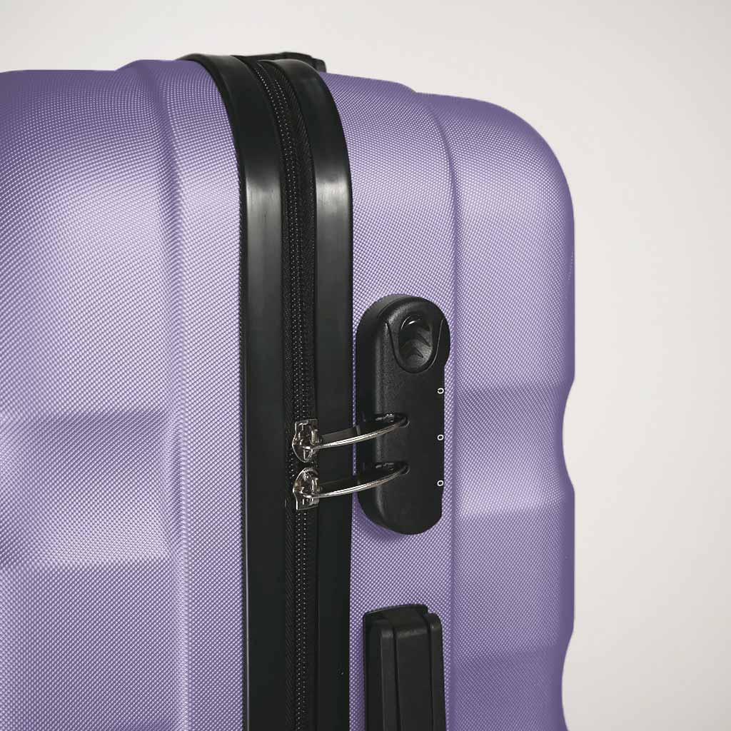 Dettaglio del lucchetto a combinazione con chiusura tramite zip valigia lilla