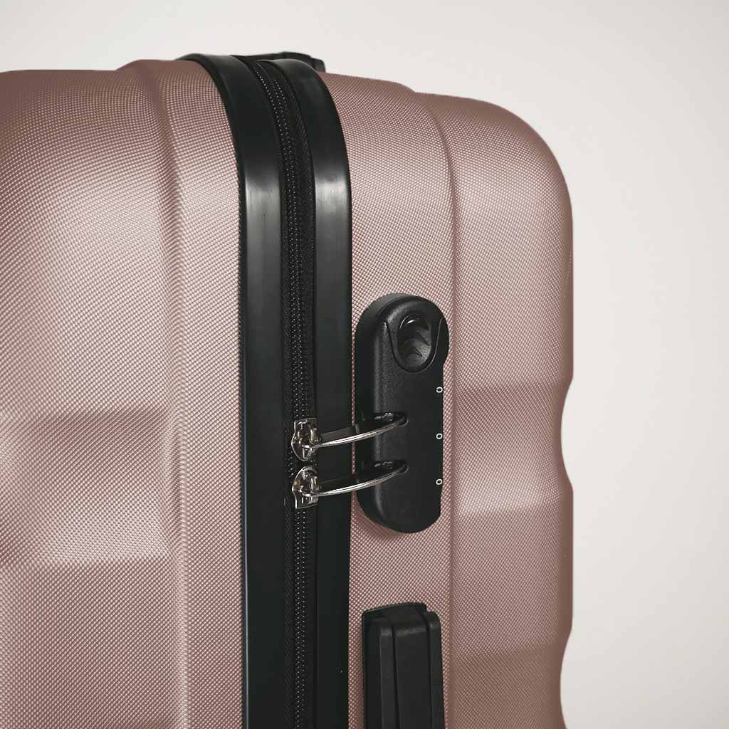 Dettaglio del lucchetto a combinazione con chiusura tramite zip valigia oro rosa