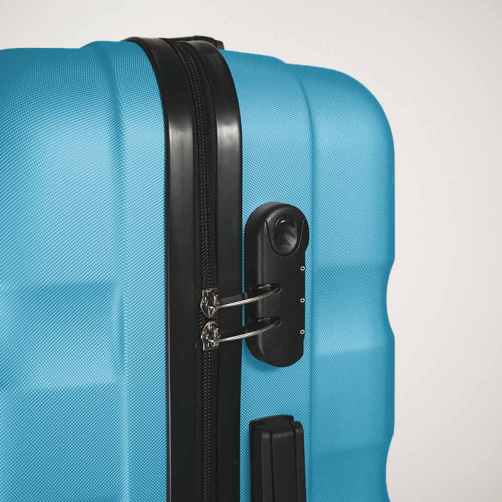 Dettaglio del lucchetto a combinazione con chiusura tramite zip valigia azzurra