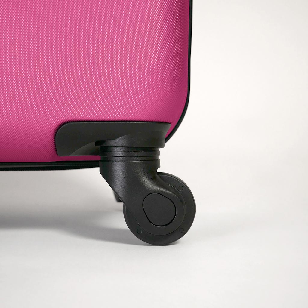 Dettaglio ruota 360 gradi valigia fucsia