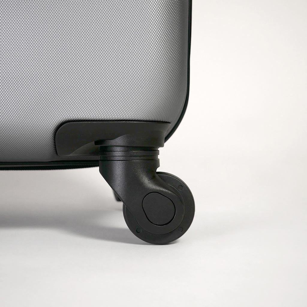Dettaglio ruota 360 gradi valigia grigia