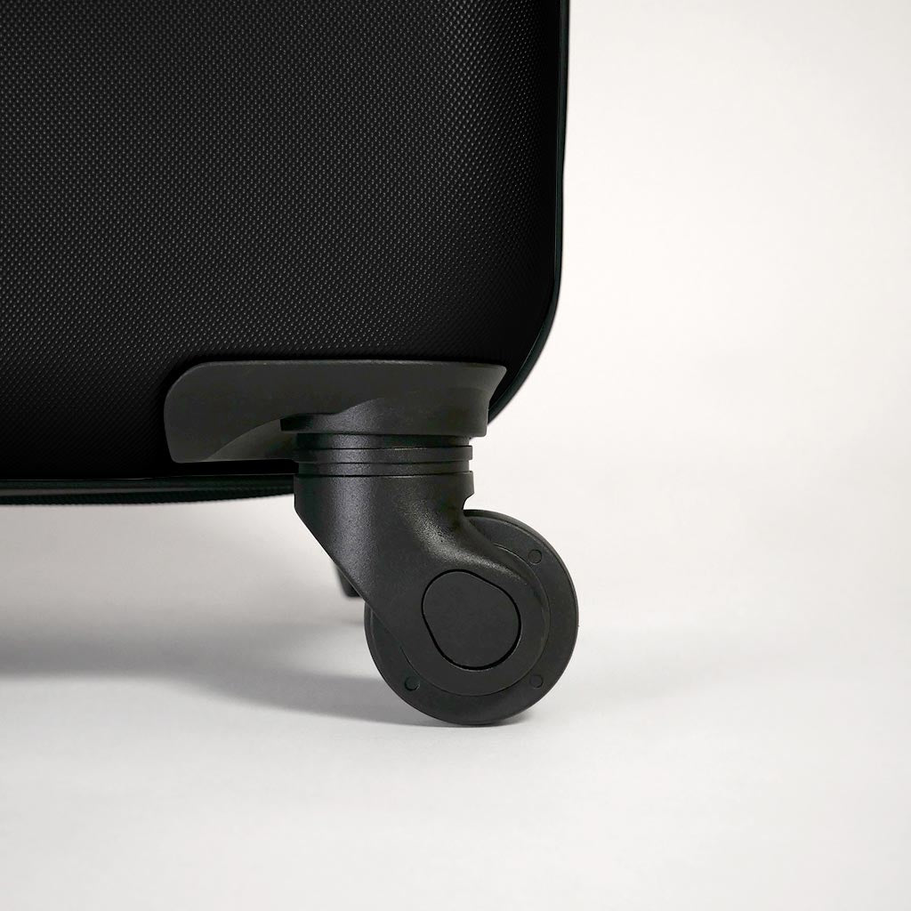 Dettaglio ruota 360 gradi valigia nera