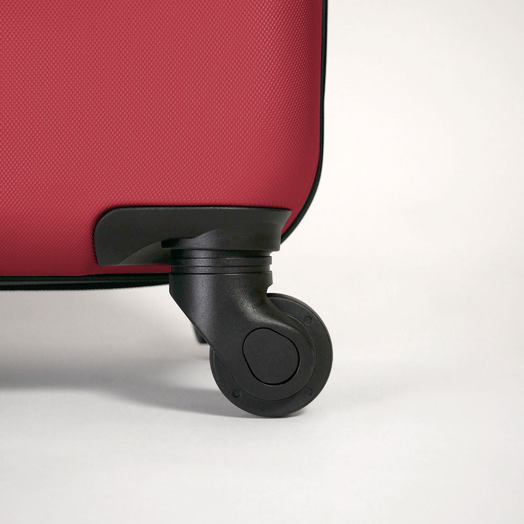 Dettaglio ruota 360 gradi valigia rossa