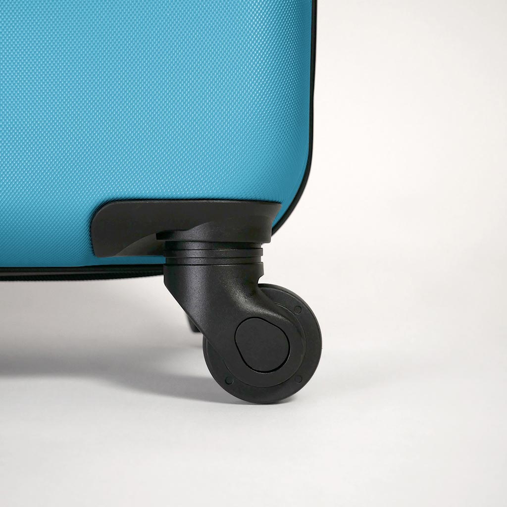 Dettaglio ruota 360 gradi valigia azzurra